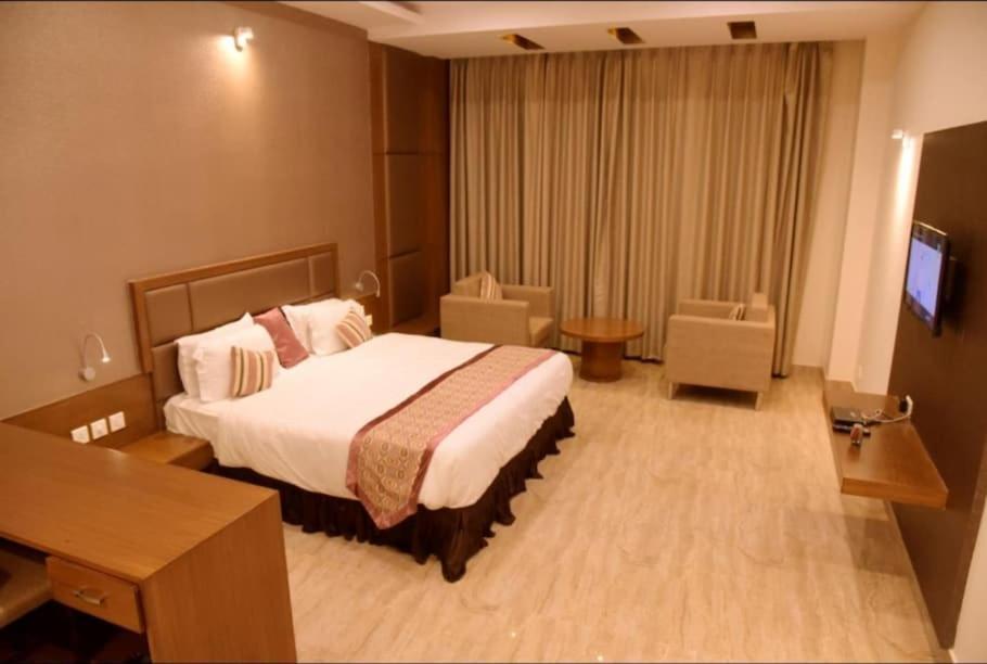 Hotel Krishna Palace Ayodhya Exterior photo