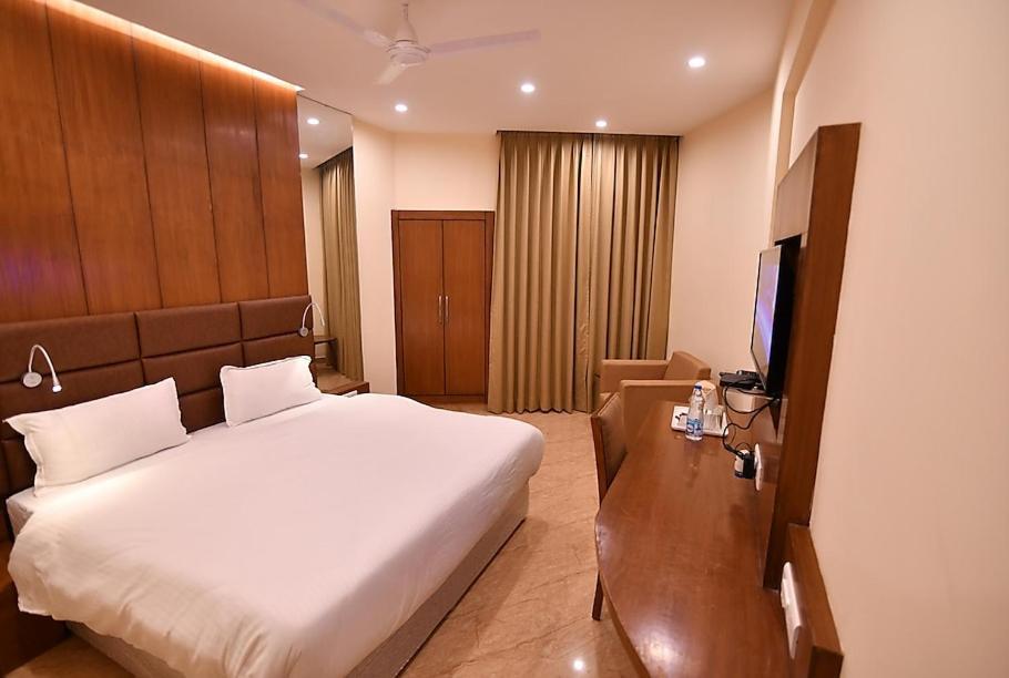 Hotel Krishna Palace Ayodhya Exterior photo