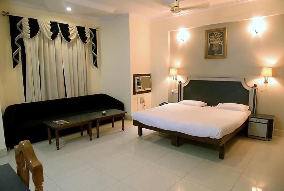 Hotel Krishna Palace Ayodhya Exterior photo