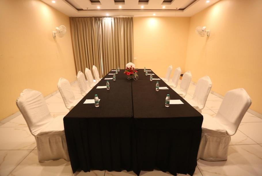 Hotel Krishna Palace Ayodhya Exterior photo