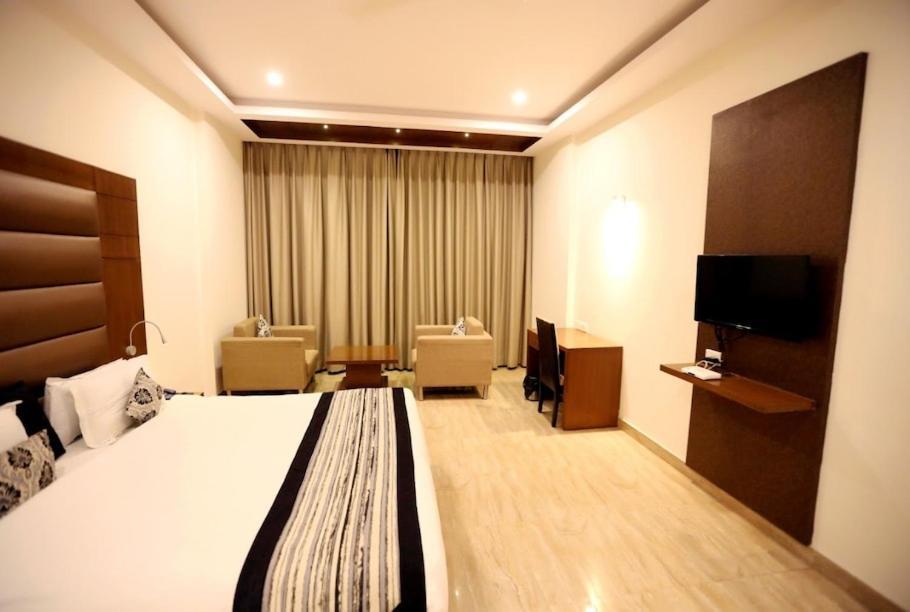Hotel Krishna Palace Ayodhya Exterior photo